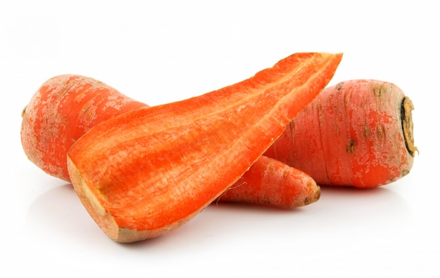 Carota matura isolata su bianco