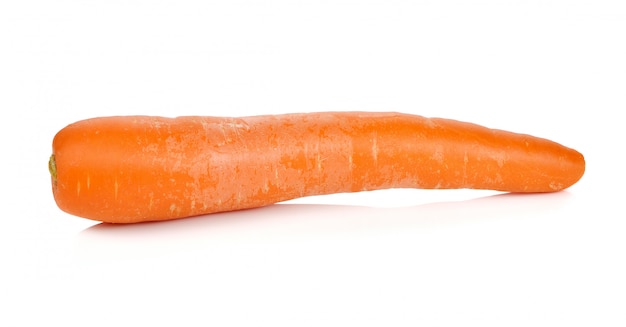 Carota su sfondo bianco