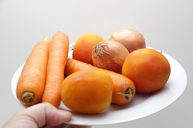 Carota sul piatto con verde.