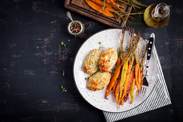 Carote biologiche al forno con timo e cotoletta di pollo con zucchine