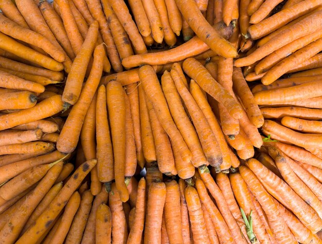 Carote fresche al supermercato Ortaggi e frutta esposti affinché il consumatore possa scegliere Vista dall'alto