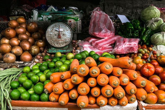 carote fresche in un mercato locale