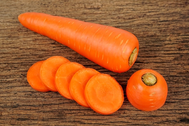 carote fresche su fondo in legno
