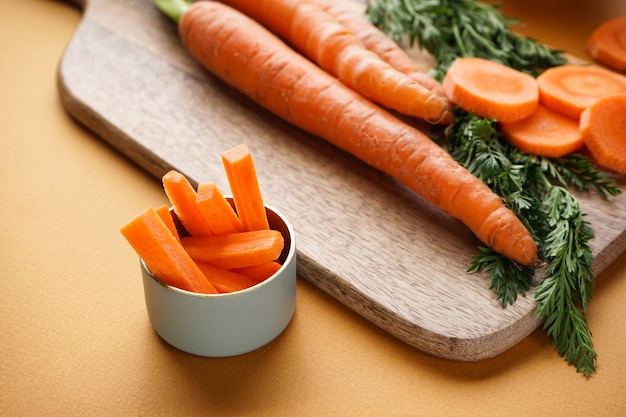 Carote fresche su una tavola di cucina in legno