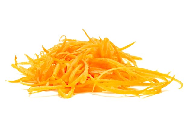 carote fresche triturate isolate su sfondo bianco