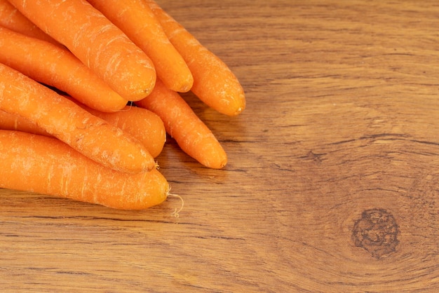 carote su uno sfondo marrone di legno