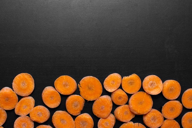 carote tritate su un tavolo nero con spazio per il testo