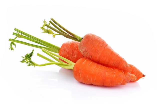 Carotina fresca isolata su sfondo bianco