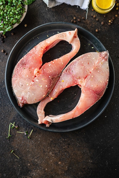 Carpa d'argento cruda di bistecca di pesce pronta per cucinare un pasto vegetariano sano