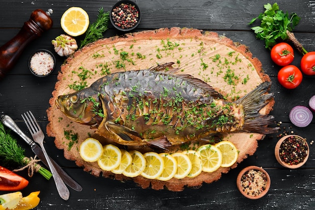 Carpa di pesce al forno con verdure Vista dall'alto Spazio libero per il testo Stile rustico