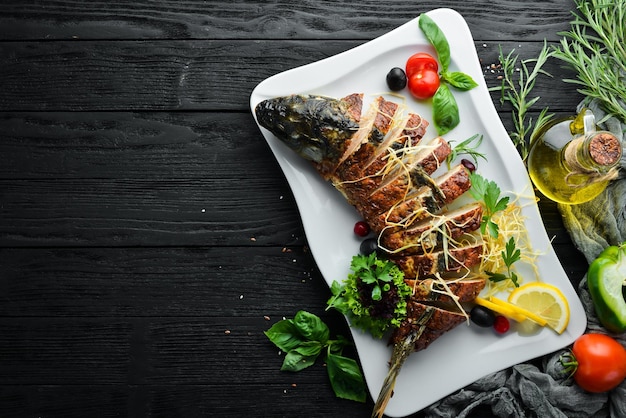 Carpa di pesce ripiena al forno con verdure Piatti del ristorante Vista dall'alto Spazio libero per il testo