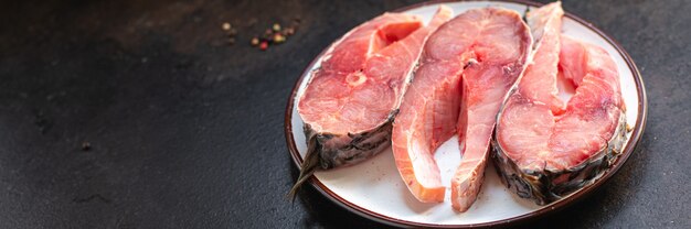 Carpa fetta di pesce crudo bianco senza testa pesce d'acqua dolce pasto a base di frutti di mare snack sul tavolo spazio copia cibo