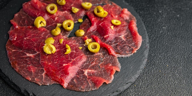 carpaccio antipasti antipasto carne cruda manzo fette sottili fresco pasto sano snack sul tavolo