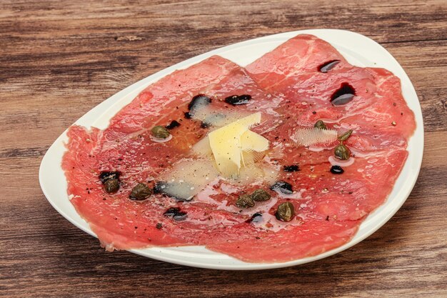 Carpaccio con olio di capperi e parmigiano