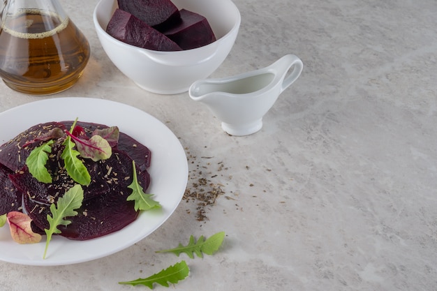 Carpaccio di barbabietola, un concetto di cibo sano. Una bella insalata. Copia spazio.