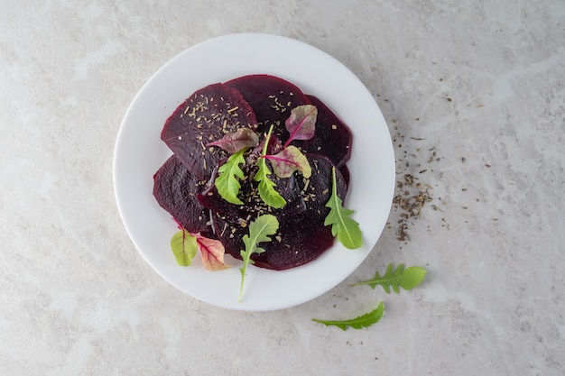 Carpaccio di barbabietola, un concetto di cibo sano. Una bella insalata. Copia spazio.