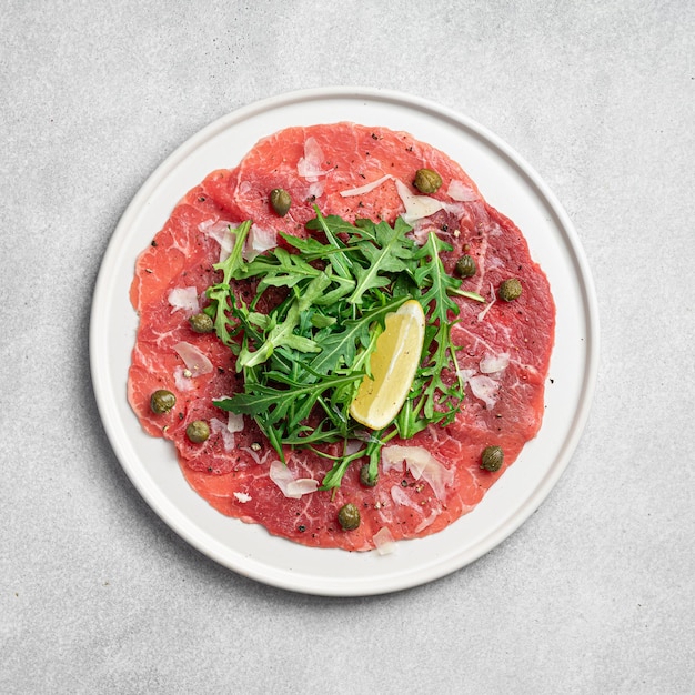 Carpaccio di manzo con capperi, rucola e parmigiano