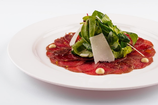 Carpaccio di manzo con parmigiano da vicino