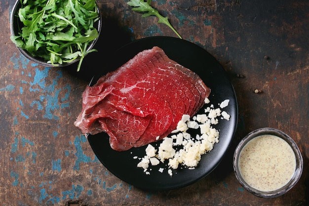 Carpaccio di manzo con rucola e salsa