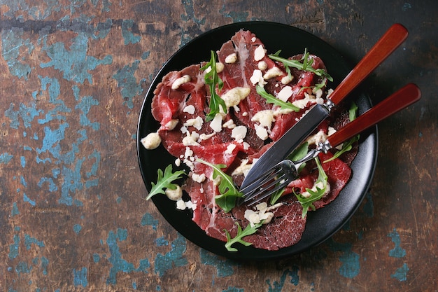 Carpaccio di manzo con rucola e salsa