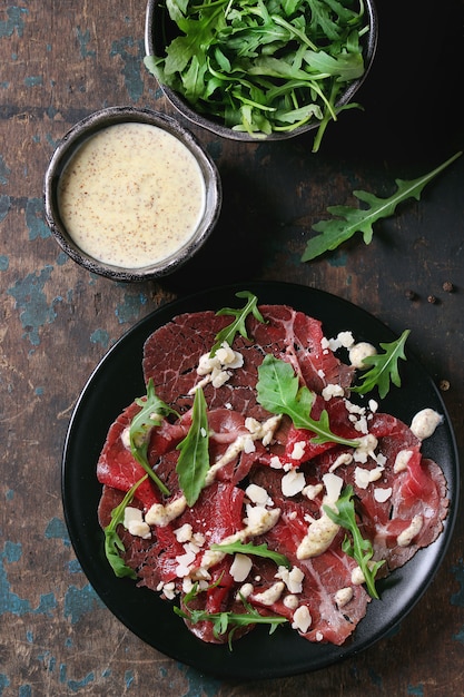 Carpaccio di manzo con rucola e salsa