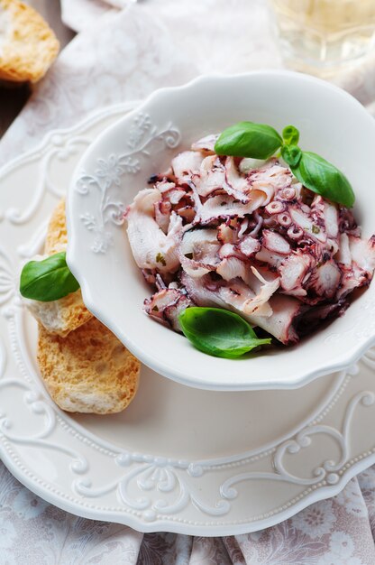 Carpaccio di polpo in tavola