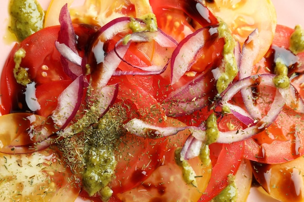 Carpaccio di pomodoro con spezie e salse, primo piano