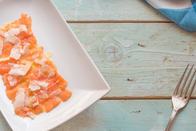 Carpaccio di salmone con parmigiano