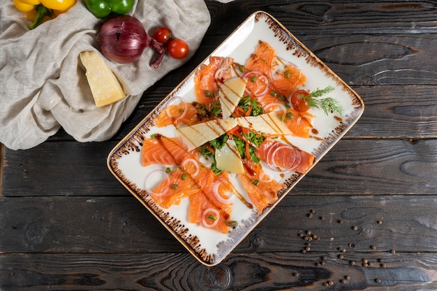 Carpaccio di salmone o trota alle erbe, capperi, cipolle e formaggio