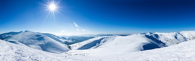 Carpazi in inverno Paesaggio invernale preso in montagna