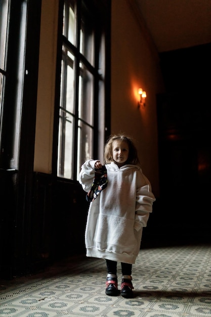 Carpazi Ucraina 10122022 bambini vestiti da Harry Potter durante il carnevale Costume di Halloween Festa di Halloween Una strega con una bacchetta magica Un giovane studente di una scuola di magia lancia incantesimi