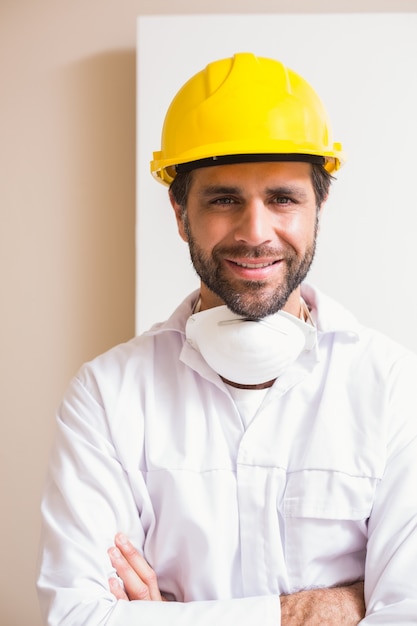 Carpenter che indossa maschera protettiva che sorride alla macchina fotografica