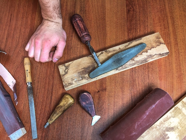 Carpenter fa il suo lavoro, lavorazione del legno a mano.