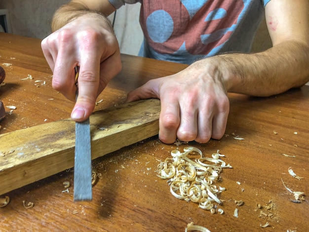 Carpenter fa il suo lavoro, lavorazione del legno a mano.