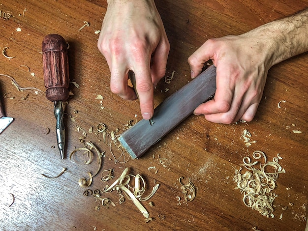 Carpenter fa il suo lavoro, lavorazione del legno a mano.