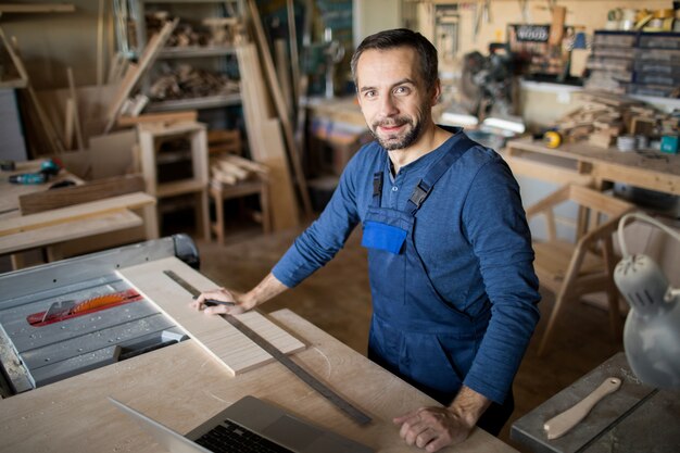 Carpenter moderno in posa al lavoro