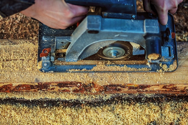 Carpenter Using Circular Saw per legno. Avvicinamento