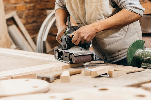 Carpentiere adulto che lavora nella sua officina