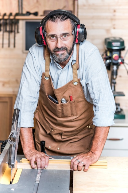 Carpentiere al tavolo sega in officina