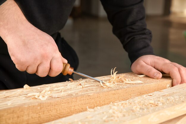 Carpentiere che lavora con lo scalpello, primo piano