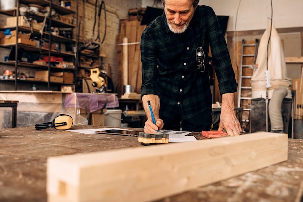 Carpentiere che lavora in fabbrica