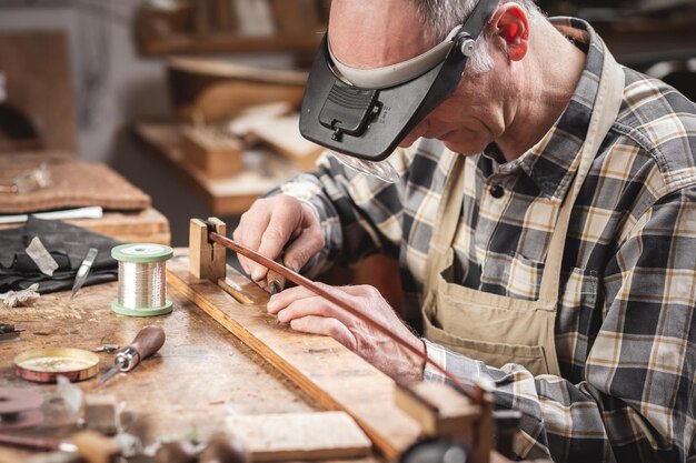 Carpentiere che lavora in un laboratorio di falegnameria