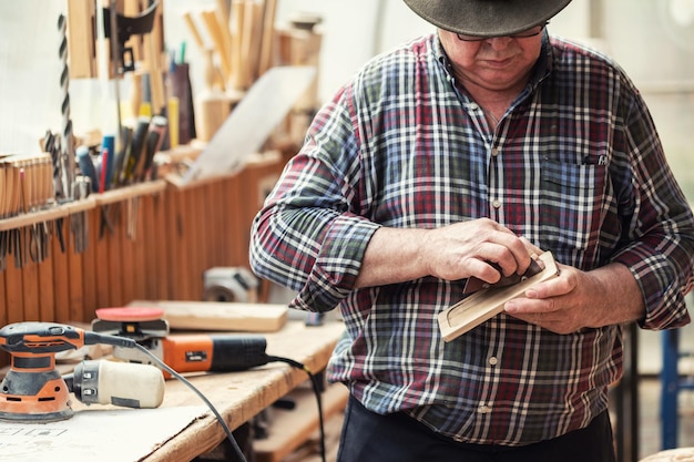 Carpentiere che lavora in un'officina