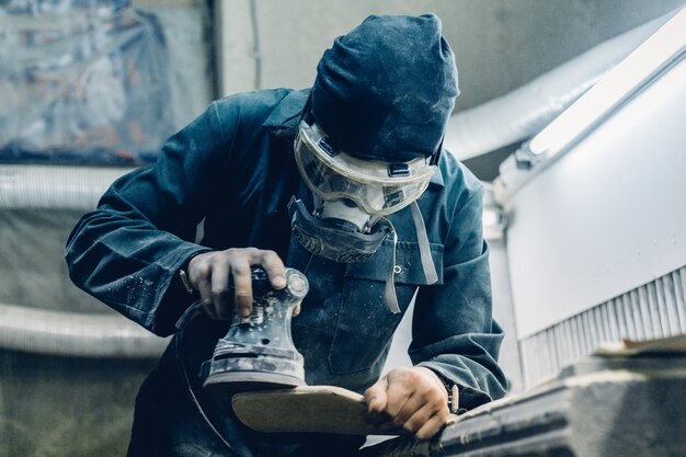 Carpentiere che produce tavole da skateboard nel suo laboratorio