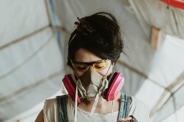 Carpentiere donna che indossa dispositivi di protezione individuale