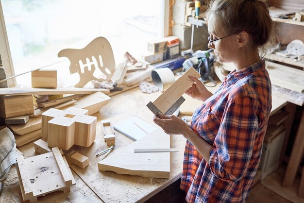 Carpentiere femmina al lavoro