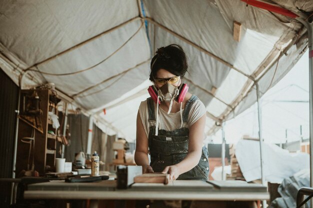 Carpentiere femminile che lavora in un'officina