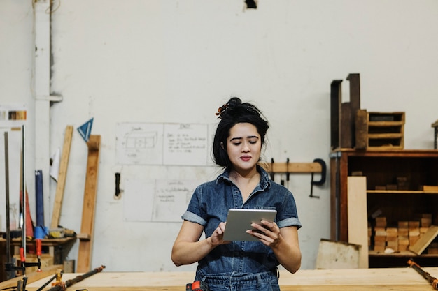 Carpentiere femminile che utilizza un tablet