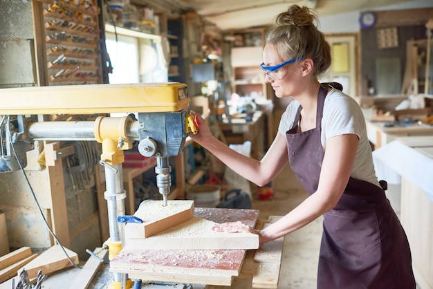 Carpentiere femminile in officina