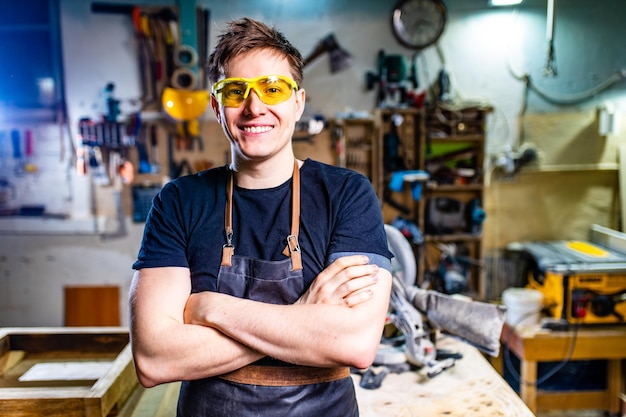 Carpentiere giovane che lavora con il legno in officina